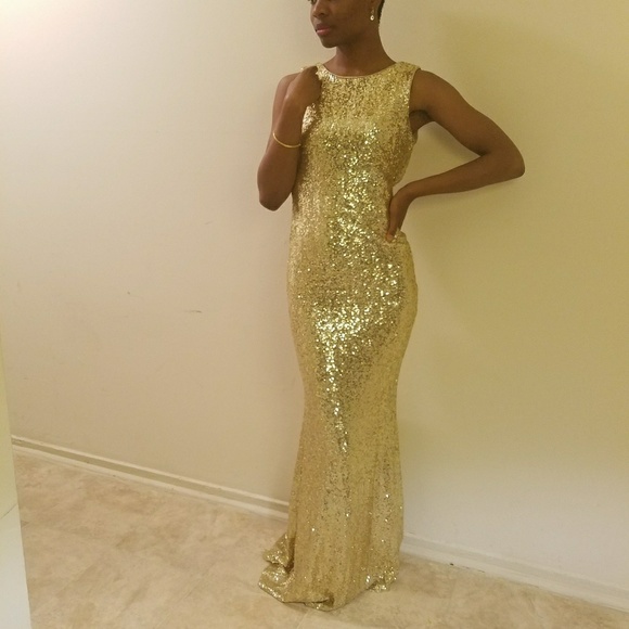 Luxe form fitting sequin gown with opened back - Picture 2 of 4